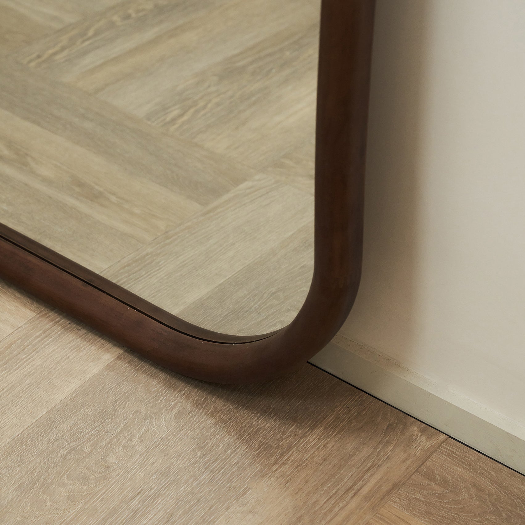 Aaliyah - Grand Miroir Mural Irrégulier en Bois Foncé - 180 cm x 110 cm Center Kasa