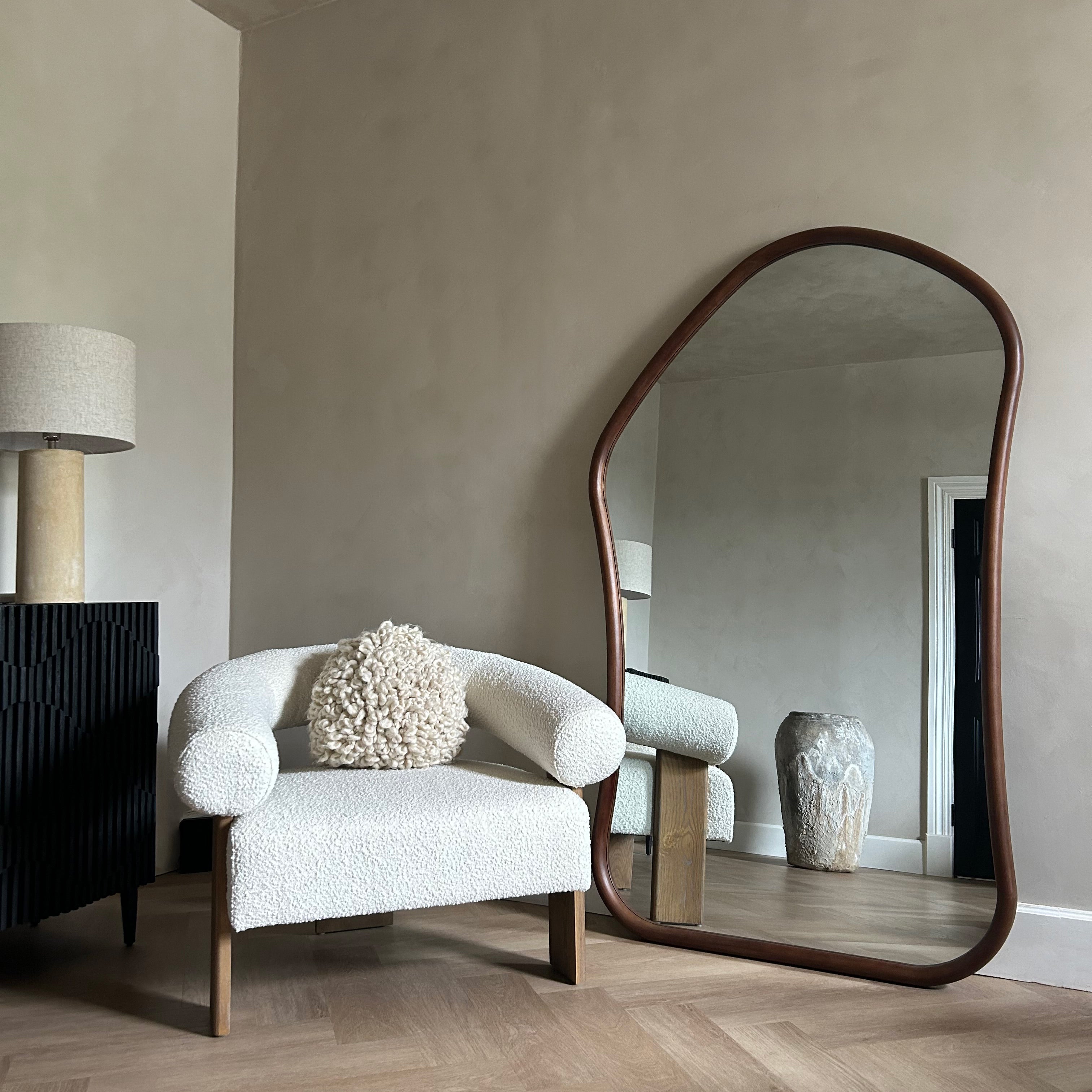 Aaliyah - Grand Miroir Mural Irrégulier en Bois Foncé - 180 cm x 110 cm Center Kasa