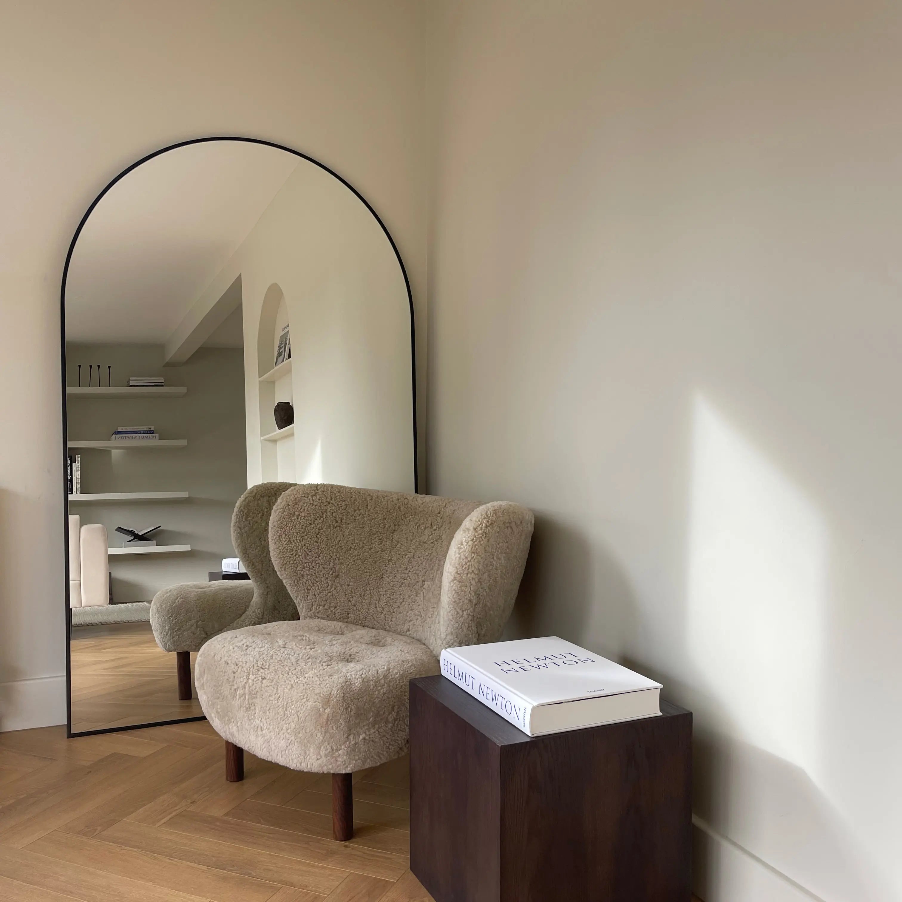 Miroir Arqué XXL en Métal Noir - Style Minimaliste 180 cm x 110 cm Center Kasa