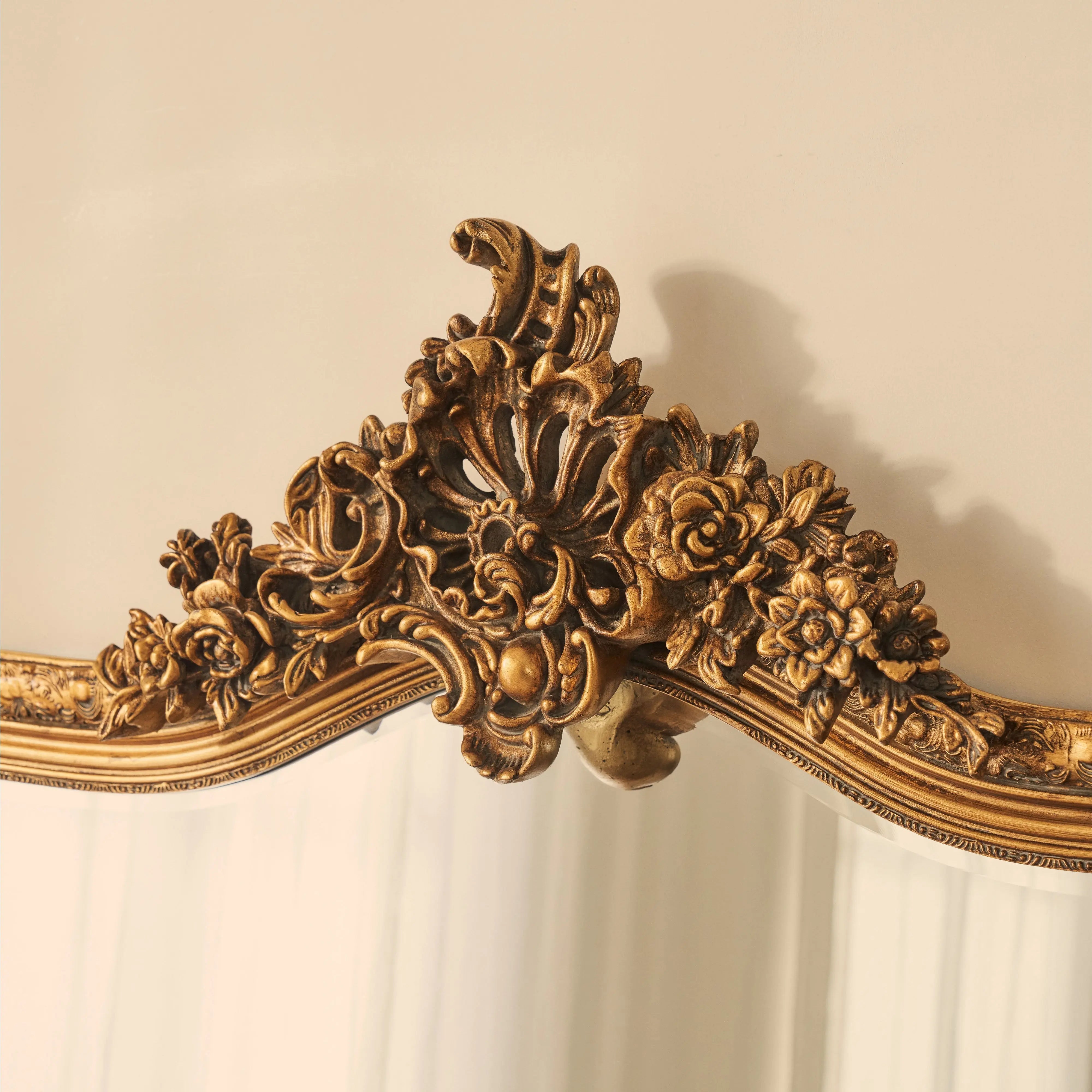 Francesca - Miroir Mural Arqué Orné Style Baroque Doré - 109 cm x 100 cm Center Kasa