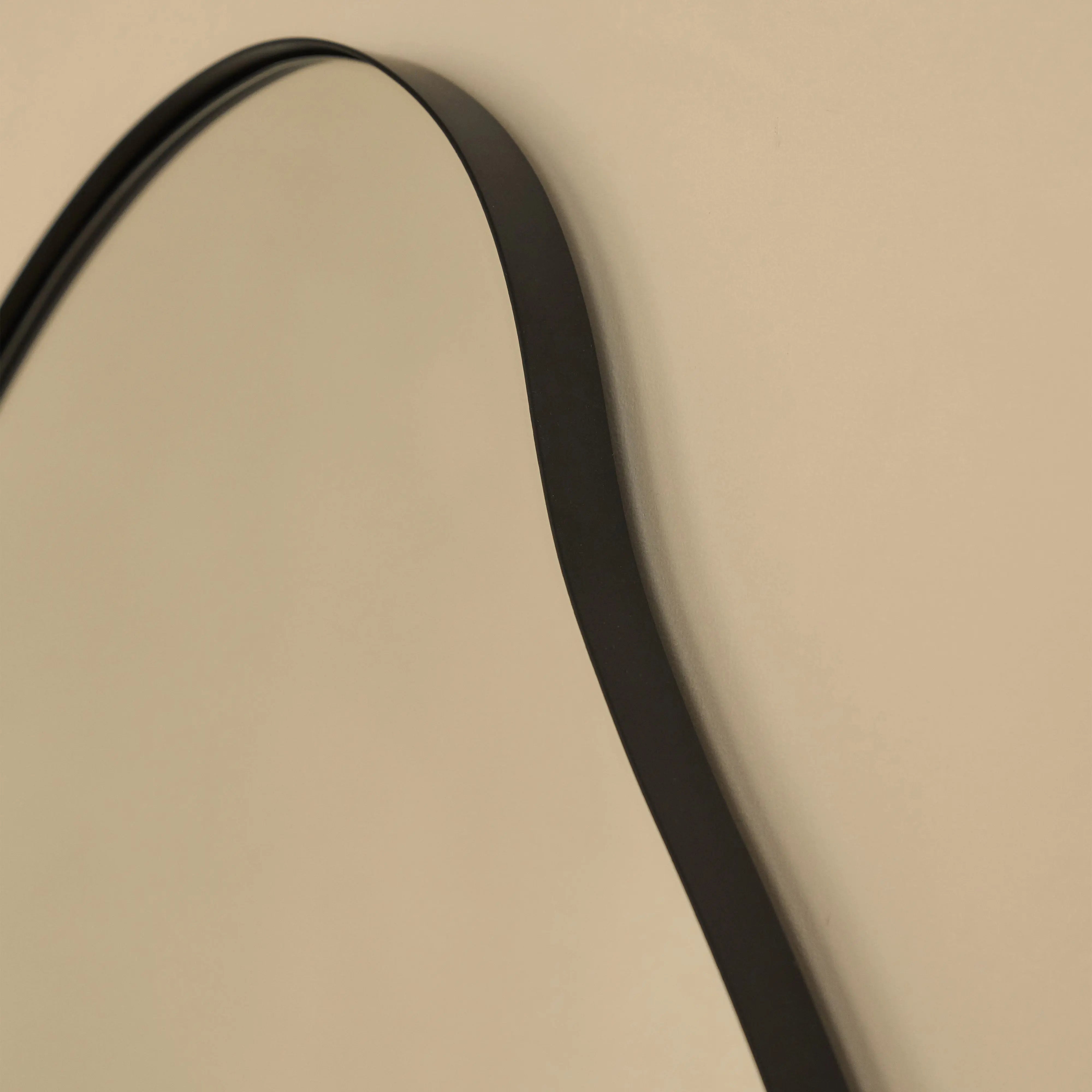 Ava - Miroir Mural Irrégulier Forme Étang Noir Mat - 100 x 70 cm Center Kasa