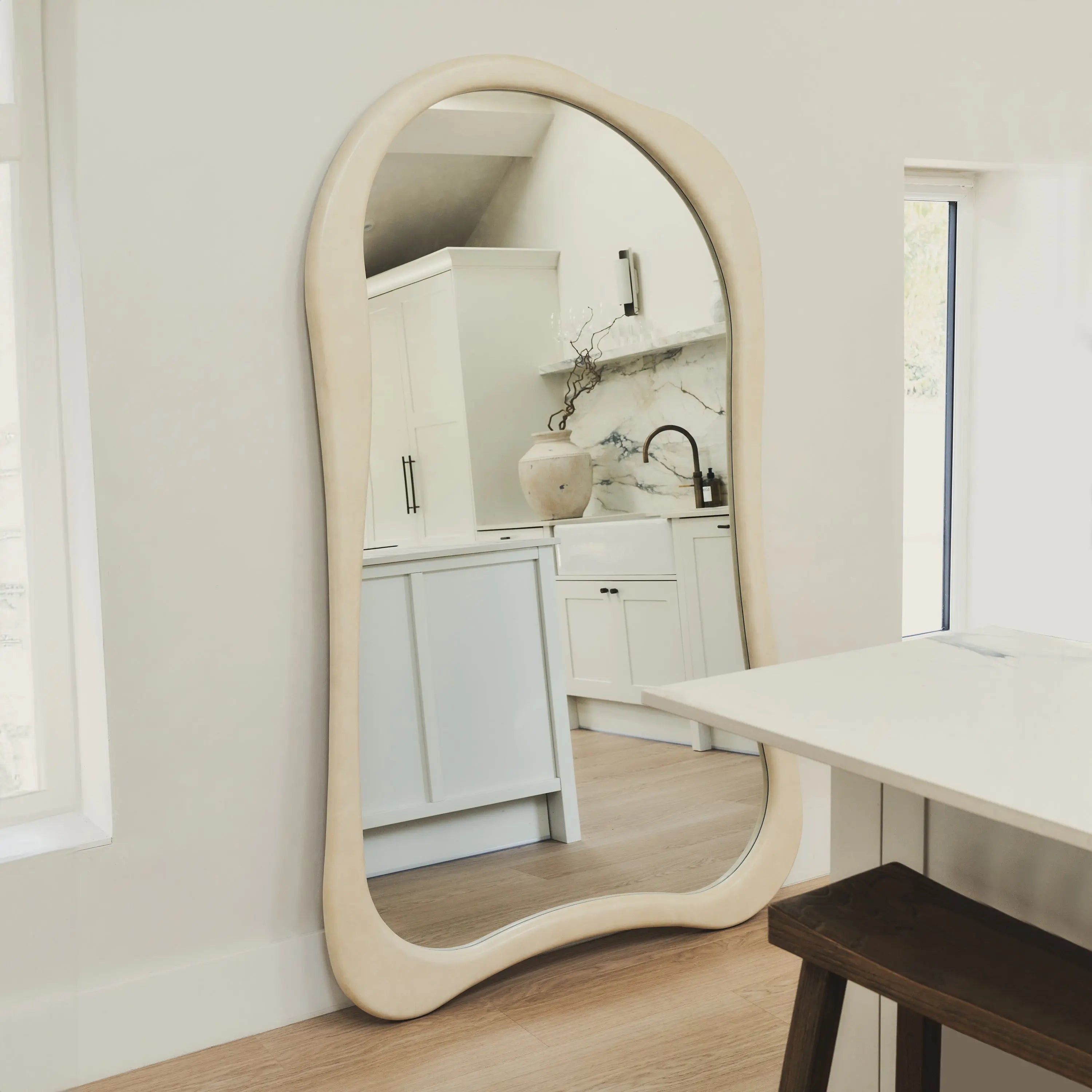 Arcurva - Grand Miroir Irrégulier Design Béton 190 cm x 120 cm Center Kasa