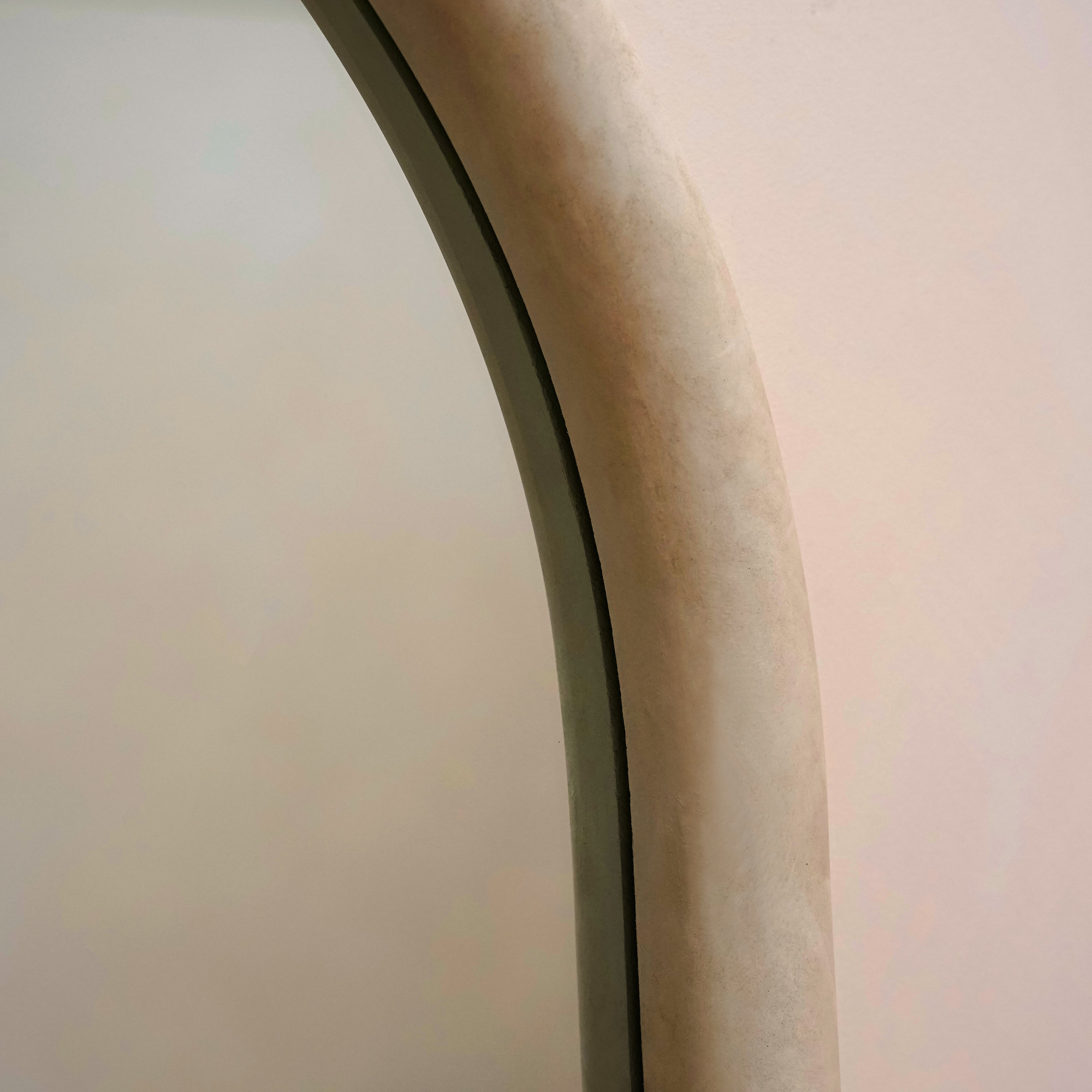 Miroir Arqué Amora - Grand Miroir de Plain-Pied Effet Béton (172 cm x 60 cm) Center Kasa