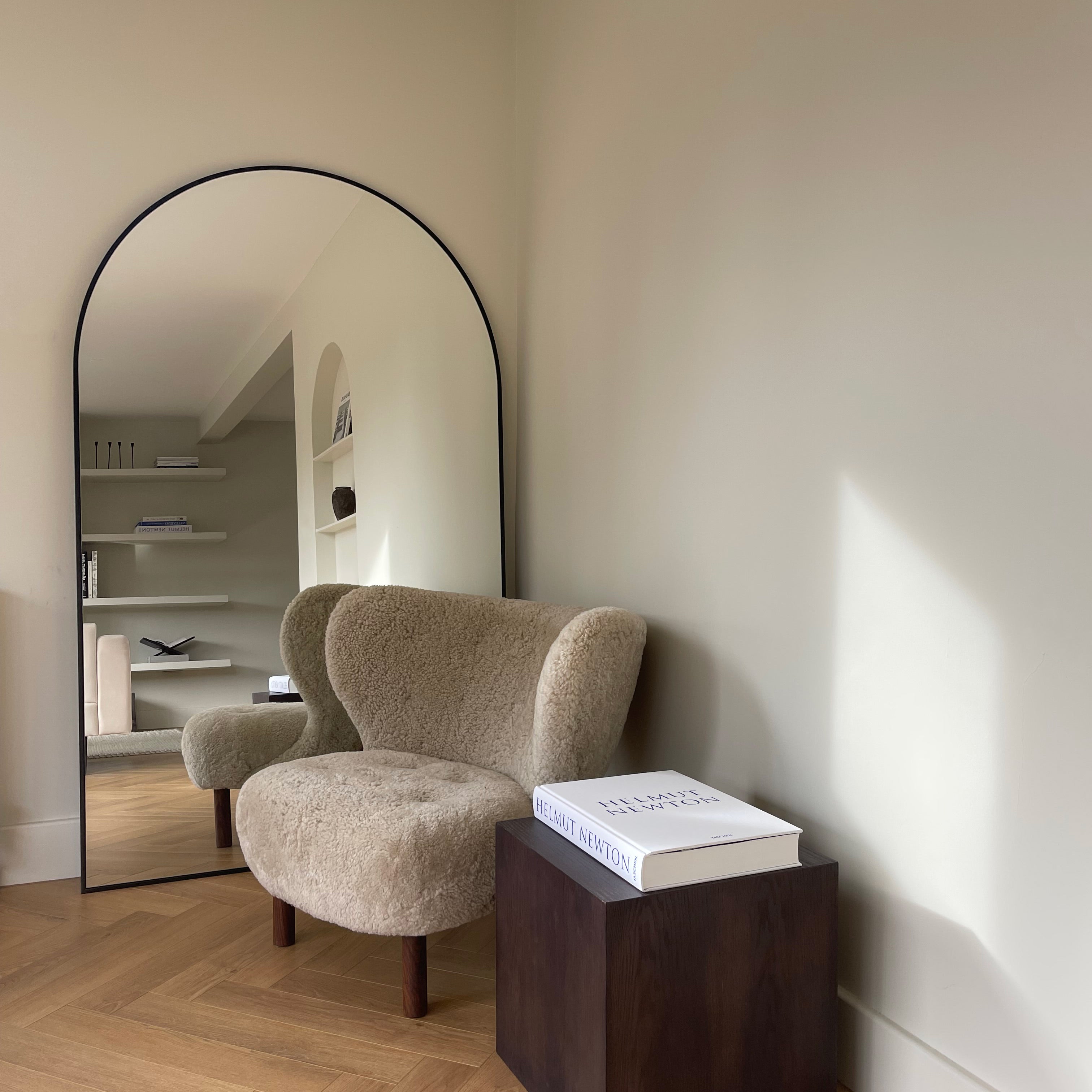 Miroir Arqué XXL en Métal Noir - Style Minimaliste 180 cm x 110 cm Center Kasa