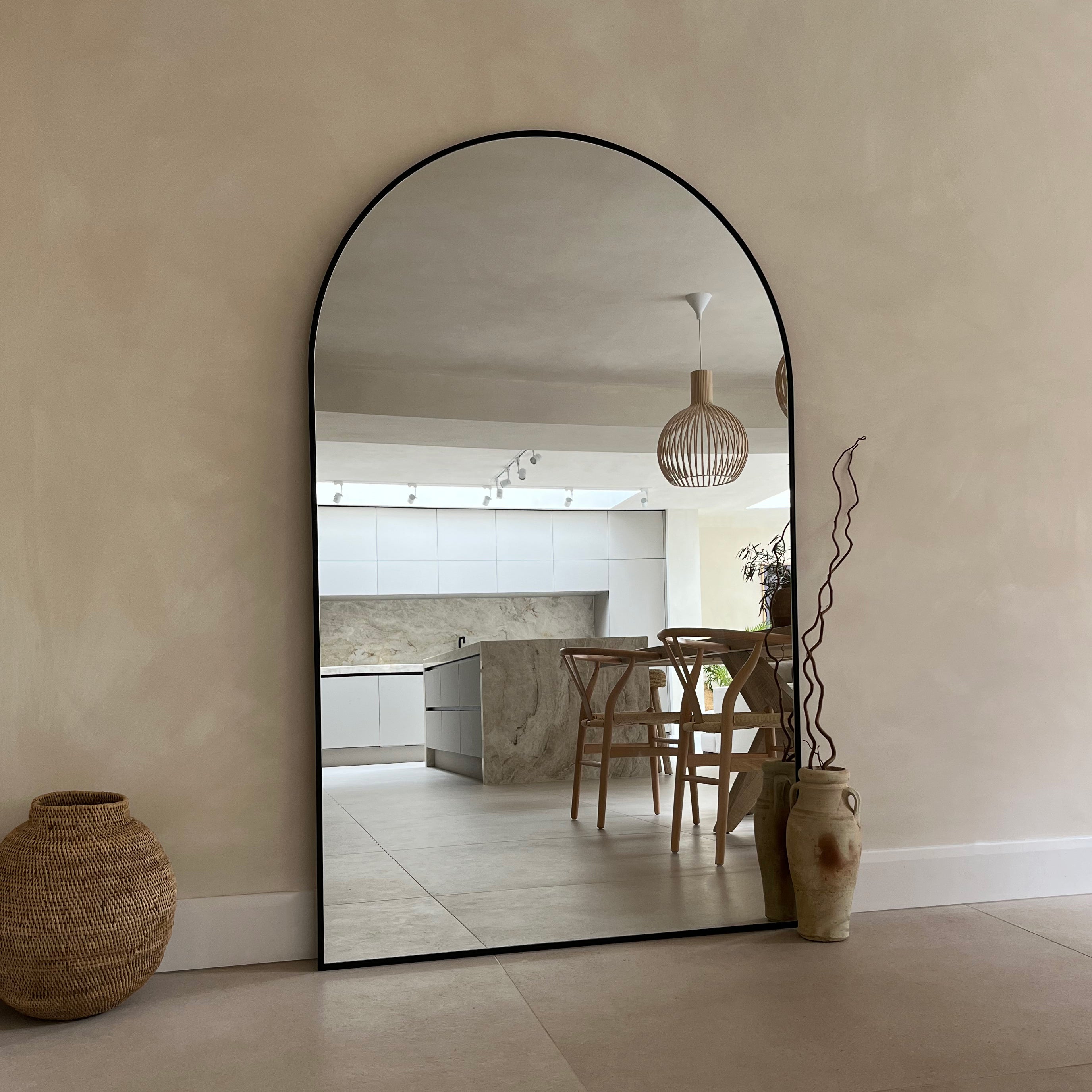 Miroir Arqué XXL en Métal Noir - Style Minimaliste 180 cm x 110 cm Center Kasa