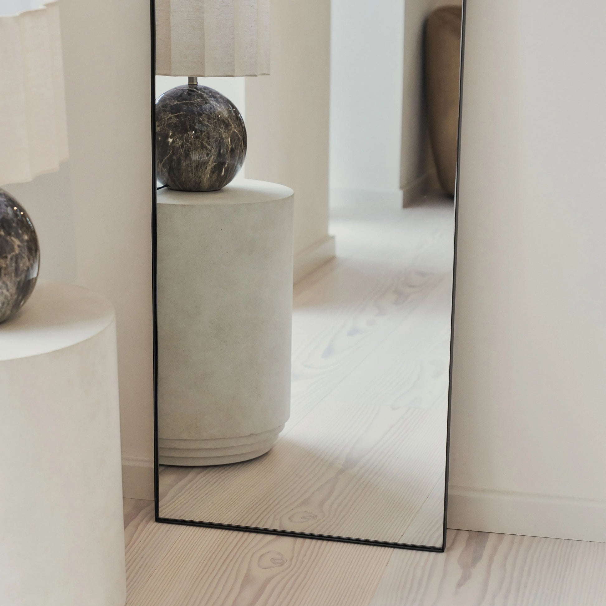 Theo - Grand Miroir Arqué Pleine Longueur en Métal Noir - 160 cm x 50 cm Center Kasa