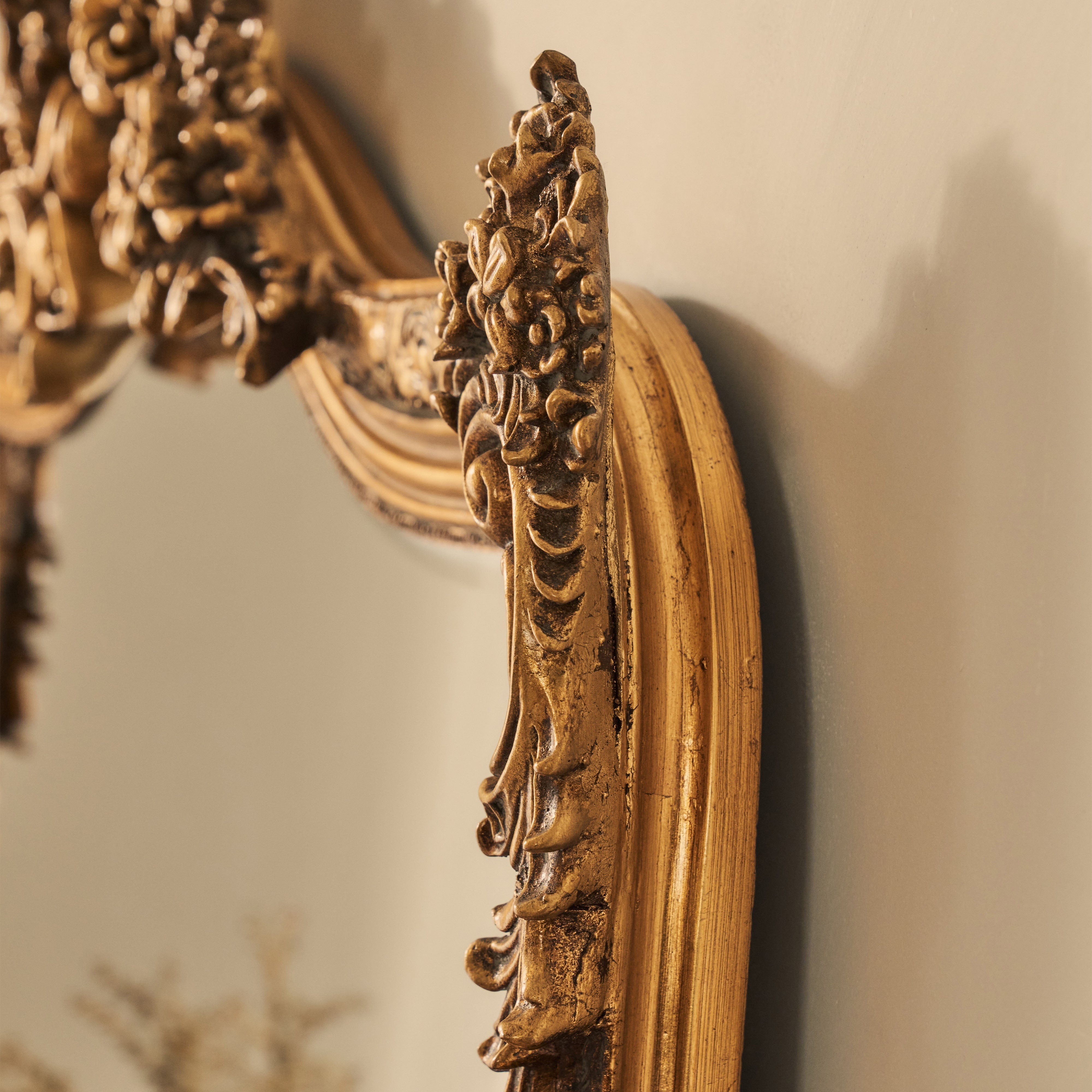 Francesca - Miroir Mural Arqué Orné Style Baroque Doré - 109 cm x 100 cm Center Kasa