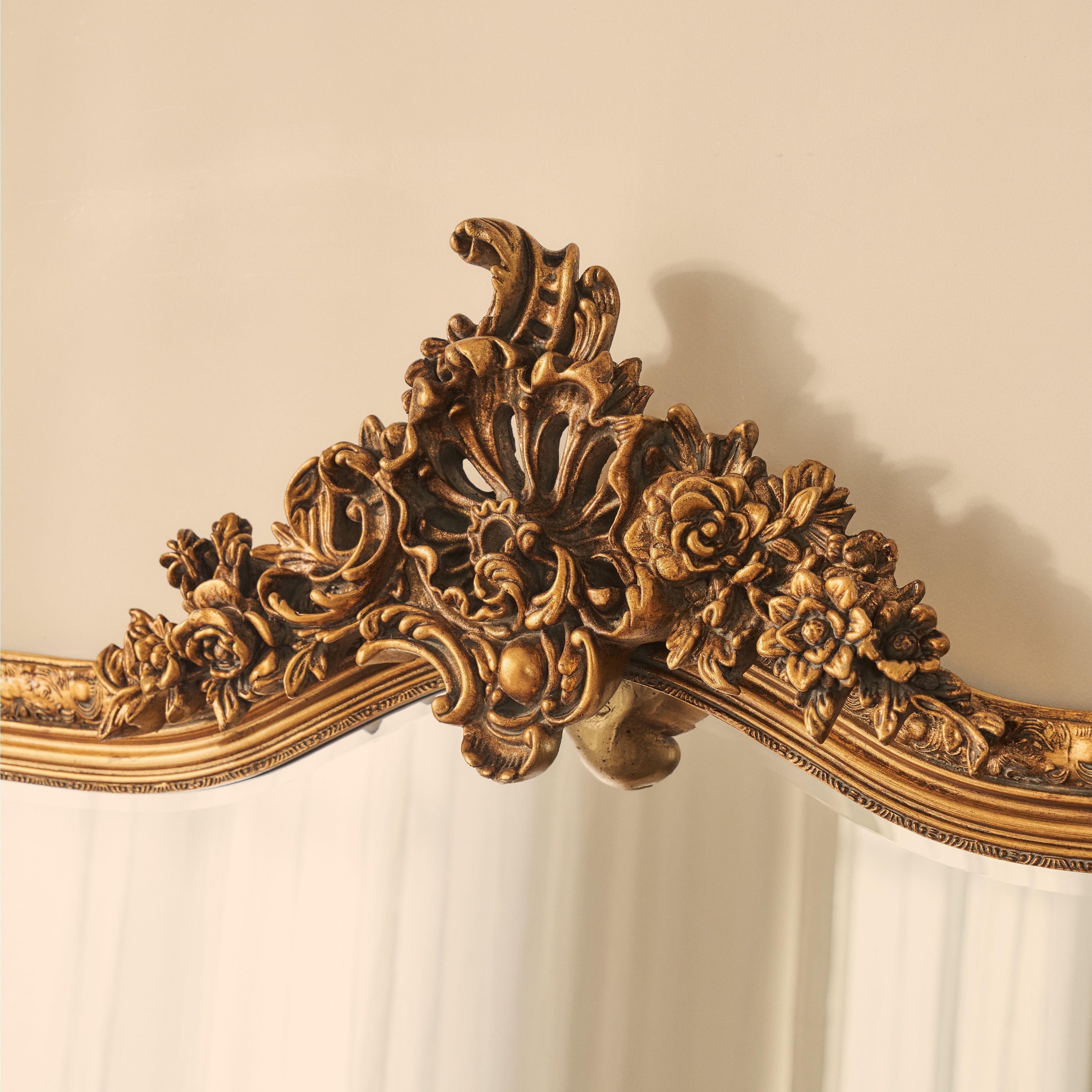 Francesca - Miroir Mural Arqué Orné Style Baroque Doré - 109 cm x 100 cm Center Kasa